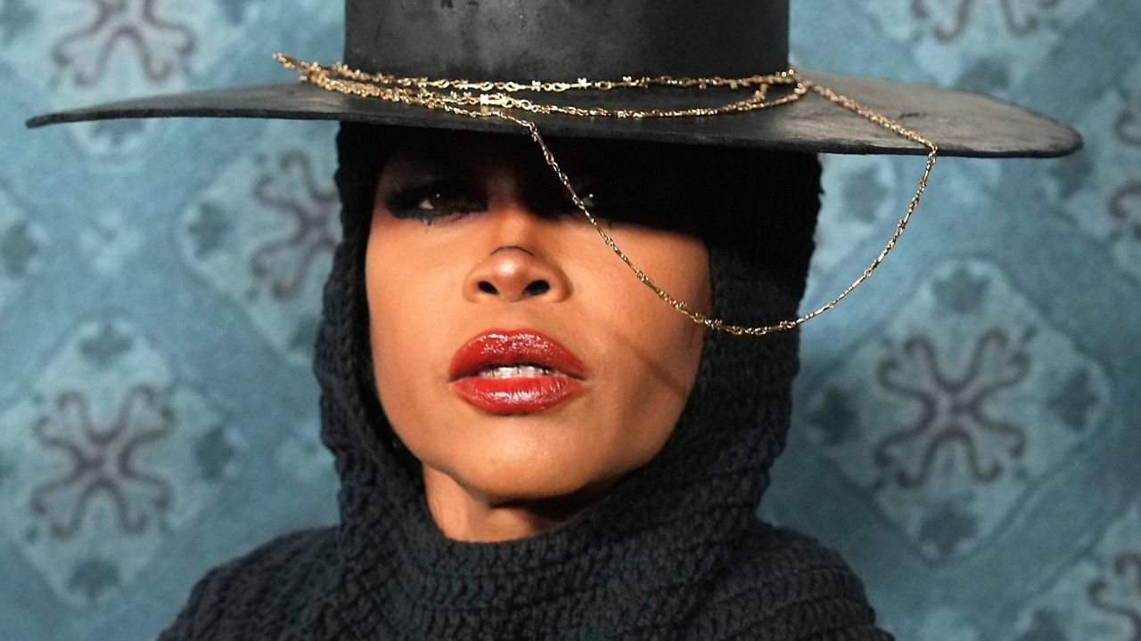ERYKAH BADU picture