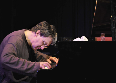 JOHN LAW (PIANO) picture