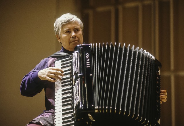 PAULINE OLIVEROS picture