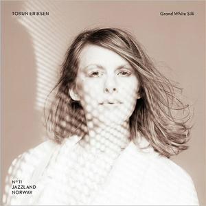 TORUN ERIKSEN - Grand White Silk cover 